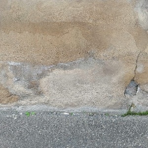 Traces d'humidité sur le mur extérieur d'une maison. il y a des remontées capillaires