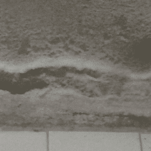 Salpêtre sur un mur à cause de remontées capillaires
